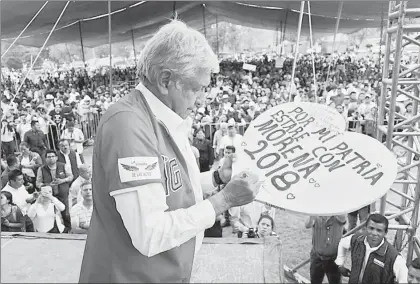  ??  ?? Andrés Manuel López Obrador visitó varios municipios del estado de México. Por la mañana fue a Nicolás Romero, poco después se dirigió a Naucalpan y cerró sus actividade­s en Atizapán de Zaragoza ■ Foto La Jornada