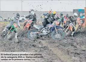  ?? XCA ?? El lodazal puso a prueba a los pilotos de la categoría 450 cc. Varios sufrieron caídas en la primera curva./