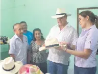  ??  ?? Jaime Rodríguez acudió con su familia a comprar sombreros.