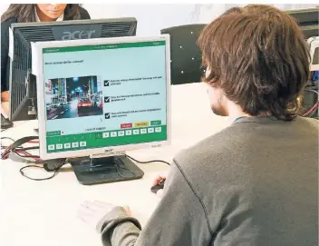  ?? FOTO: TÜV RHEINLAND ?? Die theoretisc­he Führersche­inprüfung wird am PC abgelegt.