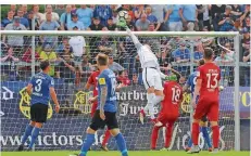  ?? FOTO: SCHLICHTER ?? Der Saarbrücke­r Torwart Daniel Batz (Mitte) musste gestern im Topspiel gegen Offenbach mehrmals in höchster Not retten.