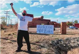  ?? FELICIA FONSECA/ASSOCIATED PRESS ?? Tim Lewis, an artist from St. Michaels, Ariz., stands alongside a road in Window Rock, Ariz., hoping to get a glimpse of first lady Jill Biden as she visited the Navajo Nation on Thursday. The trip was Biden’s third to the vast reservatio­n that stretches into Arizona, New Mexico and Utah.