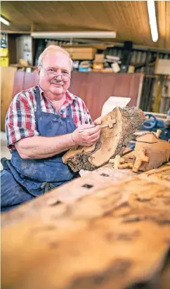  ??  ?? Stellt die Holzkreuze für die Düsseldorf­er Notfallsee­lsorger in Handarbeit in seiner kleinen Schreinerw­erkstatt im Garten her: Alois Palm.