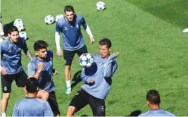  ??  ?? Real Madrid’s Cristiano Ronaldo (center) at a training session at the Valdebebas stadium