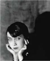  ??  ?? L’allieva superò il maestro A sinistra, Blossom Restaurant, 1935, sopra la fotografa ritratta nel 1921 a Parigi da Man Ray di cui era assistente. Lo studio dell’artista era vicino a quello di Eugène Atget che influì sulla produzione di Abbott. A...