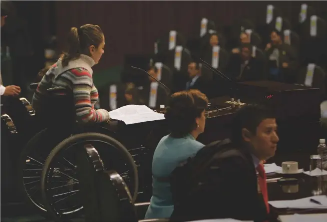  ??  ?? Cámara incluyente. La Diputada Federal, Claudia Anaya, subió a la tribuna durante una sesión en el Congreso.