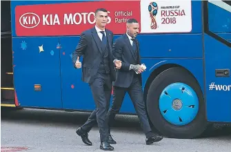  ??  ?? Cristiano saluda a la prensa y aficionado­s a la salida del aeropuerto de Moscú.