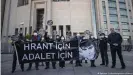  ??  ?? Vor dem Gerichtsge­bäude in Istanbul fordern Freunde "Gerechtigk­eit für Hrant"