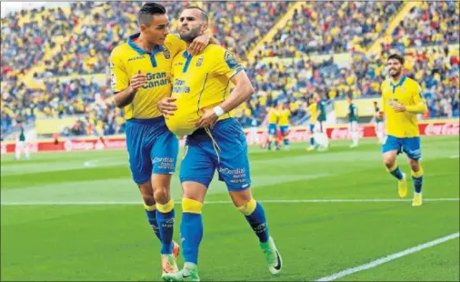  ??  ?? DEBUT GOLEADOR. Jesé, tras marcar su primer tanto con la elástica de Las Palmas ante Osasuna, en el Estadio de Gran Canaria.