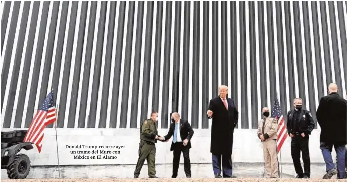  ??  ?? Donald Trump recorre ayer un tramo del Muro con México en El Álamo