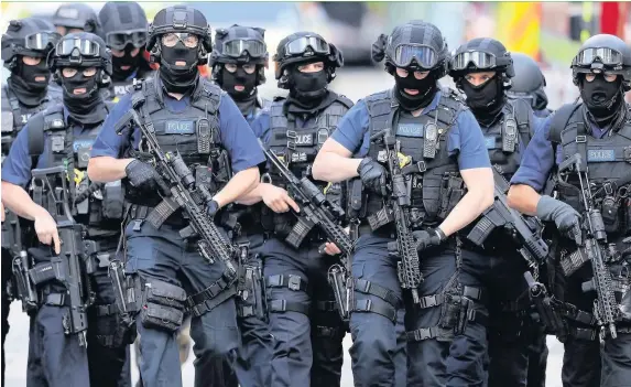  ?? Dan Kitwood ?? > Counter terrorism officers march near the scene of the London Bridge terrorist attack