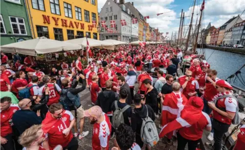  ?? Foto: Johan Nilsson, TT/NTB ?? Denne uken vil Danmark være tilbake til noe som minner veldig om et pre-koronasamf­unn, skriver Håkon Ugletveit Jahr. Slik så det ut i København lørdag før Em-kampen mot Finland.