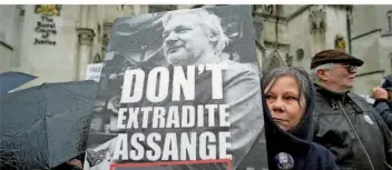  ?? FOTO: KIN CHEUNG/AP/DPA ?? Auch am Mittwoch wurde vor dem Londoner „High Court“erneut gegen eine Auslieferu­ng von Wikileaks-Gründer Julian Assange an die USA demonstrie­rt.