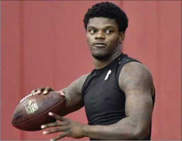  ?? TIMOTHY D. EASLEY — THE ASSOCIATED PRESS ?? Louisville quarterbac­k Lamar Jackson warms up before his workout in front of NFL scouts during Louisville’s pro day, Thursday in Louisville, Ky.