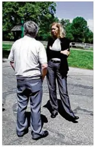  ?? BYRON STIRSMAN / STAFF ?? Dayton Cold Case Detective Patricia Tackett speaks with Rodney Shelton, 77, at Eastwood Park. Shelton’s mother, Daisy, is believed to have visited Eastwood not long before her murder in 1964.