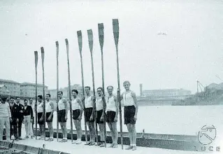  ??  ?? La squadra
La foto d’epoca dell’Istituto Luce ritrae una squadra di canottaggi­o del 1928. Già allora, 90 anni fa, proprio come oggi ci si allenava e si gareggiava sul Tevere