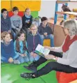  ?? FOTO: STIFTUNG KINDERCHAN­CEN ALLGÄU ?? Vorleserin Ursula Schilling liest Kindern regelmäßig vor.