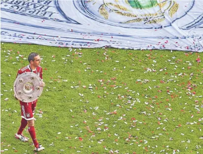  ?? FOTO: IMAGO ?? Philipp Lahm dreht nach seinem letzten Bundesliga­spiel für den FC Bayern am 20. Mai 2017 mit der Meistersch­ale eine Ehrenrunde.