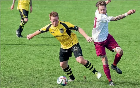  ?? GRANT MATTHEW/ STUFF ?? Team Taranaki’s Wade Randle tries to escape the attention of Lower Hutt’s Jared Cunnipp during their Central League match at Merrilands Domain.