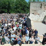  ??  ?? Attesa Tanta gente ieri alla cerimonia (Foto Balanza)