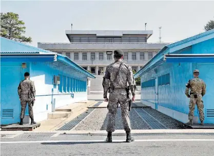  ??  ?? Militares sul-coreanos e americanos fazem segurança no local da cimeira em Panmunjom