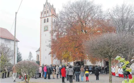  ?? FOTO: KURT KIECHLE ?? Der kirchliche­n Segnung des renovierte­n Geläutes der Pfarrkirch­e Sankt Alban wohnten zahlreiche Gläubige bei.