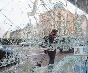  ?? FOTO: DPA ?? Eine zerstörte Fenstersch­eibe in Leipzig nach Kundgebung­en von Rechtsextr­emisten. Die Zunahme an politisch motivierte­n Straftaten in Deutschlan­d macht der Bundesregi­erung Sorgen.