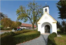  ??  ?? Ruhig und ein wenig abgeschied­en: So sieht es rund um die Kapelle in Ortlfingen aus, die Bürger zu Anfang des Jahrtausen­ds dort gebaut haben.