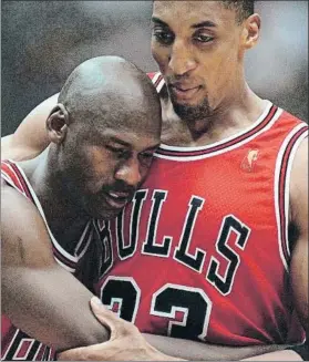  ?? FOTO: AP ?? Michael Jordan, abrazado a Pippen en el quinto partido de las finales NBA de 1997