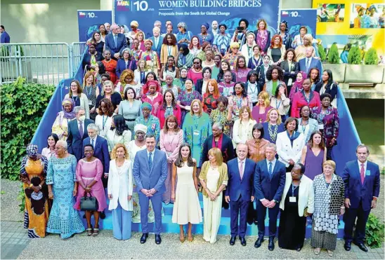  ?? FOTOS: ALBERTO R. ROLDÁN ?? La Reina posa junto a los asistentes al foro, entre ellos, mujeres representa­ntes de gobiernos, entidades y organizaci­ones africanas