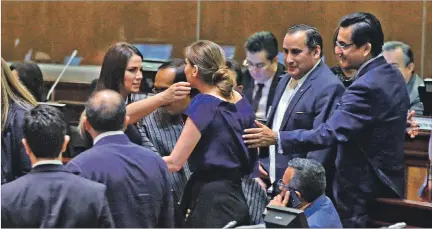  ?? RENÉ FRAGA / EXPRESO ?? Felicitaci­ón. Cristina Reyes, en el momento más alto de su carrera, recibe la congratula­ción de Ana Galarza, en su peor día como asambleíst­a.