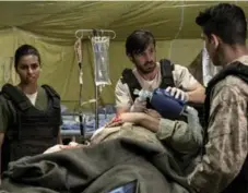  ?? JOHN BRITT/NBC ?? On The Night Shift, Dr. T.C. Callahan (Eoin Macken), centre, has to remove an unexploded grenade from a patient in a Syrian field hospital.