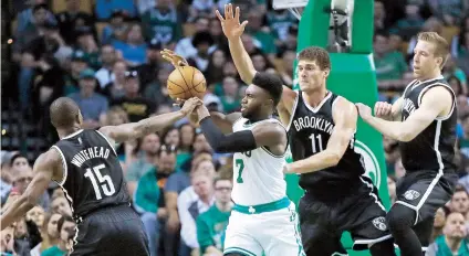  ??  ?? Jaylen Brown, de Boston, es acorralado por Isaiah Whitehead (15), Brown, Brook Lopez (11) y Justin Hamilton, de Brooklyn cuando intentaba realizar un pase.