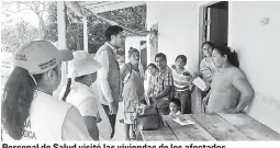  ??  ?? Personal de Salud visitó las viviendas de los afectados.