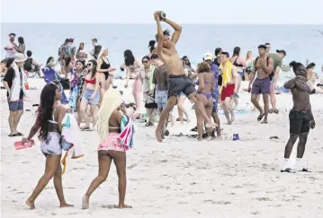  ?? AL DIAZ adiaz@miamiheral­d.com | March 17, 2022 ?? Spring-breaker Eliakim Brown, of Florida National University, catches a pass in South Beach.