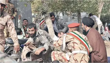  ??  ?? ► Civiles y miembros de las Fuerzas Armadas iraníes se refugian en un tiroteo durante un desfile militar, ayer en la ciudad surocciden­tal de Ahvaz.