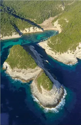  ??  ?? Cette même anse révèle sa topographi­e très particuliè­re vue du ciel, avec cet îlot qui délimite un étroit chenal d’entrée au sud.