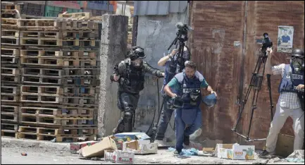  ??  ?? جندي إسرائيلي يدفع صحافيين لمنعهم من تغطية احتجاجات فلسطينية في قرية بيتا جنوب نابلس أمس