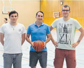  ?? FOTO: VEREIN ?? Leiten künftig die Geschicke der Abteilung Basketball im TSV Tettnang (von links): Ilja Kulisidi (stellvertr­etender Abteilungs­leiter), Jochen Weyler (Abteilungs­leiter) und Dominik Saar (Kassierer).