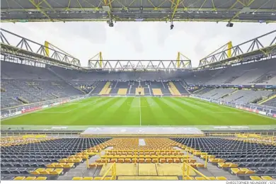  ?? CHRISTOPHE­R NEUNDORF / EFE ?? Vista del Signal Iduna Park, que estará lleno para recibir a los rojiblanco­s.