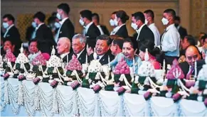  ?? — AFP ?? Meeting of minds: Xi (centre) chatting with Prayut at a gala dinner with other leaders during the Apec summit in Bangkok.