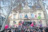  ?? REUTERS ?? Balloons were released on Tuesday in front of Paris’ 11th district town hall during a ceremony marking the third anniversar­y of the terror attacks of November 2015 in which 130 people were killed in the French capital.