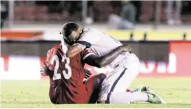  ?? Arnulfo Franco / AP ?? El estadounid­ense Terrence Boyd (der.) trata de consolar a Felipe Baloy luego del partido que terminó con las ilusiones de Panamá de ir a su primer Mundial.