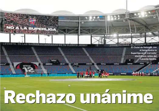  ?? MANUEL BRUQUE / EFE ?? El Ciutat de València, con
el lema contra la Superliga en el marcador electrónic­o, antes del
Levante-Sevilla.
