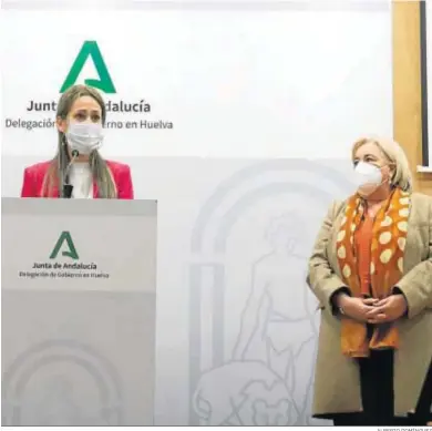  ?? ALBERTO DOMÍNGUEZ ?? La delegada del Gobierno de la Junta en Huelva, Bella Verano, junto a la delegada de Salud, Manuela Caro.