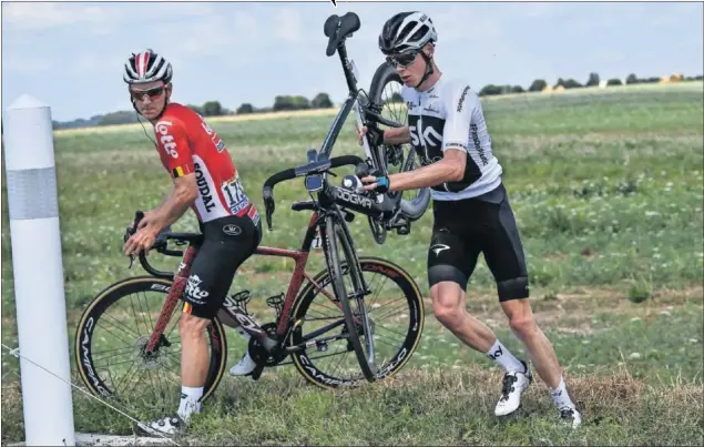  ??  ?? OTRA VEZ A PIE. La imagen de Chris Froome corriendo a pie, como ya ocurrió en el Mont Ventoux en 2016, volvió a repetirse ayer tras su caída en la primera etapa.