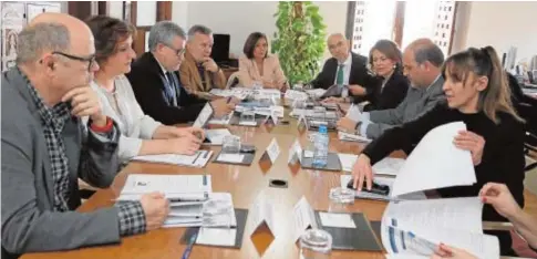  ?? JCCM ?? Miembros de la comisión de seguimient­o del plan, ayer en Toledo