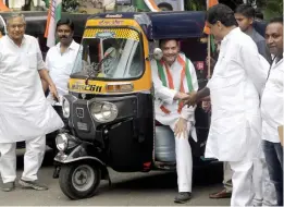  ?? — AP ?? Congress party president Rahul Gandhi interacts with autoricksh­aw drivers in Mumbai, India, on Tuesday. Mr Gandhi is in the city for project “Shakti”, which aims at empowering ground- level workers and facilitati­ng communicat­ion between party workers...