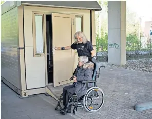  ??  ?? Thea Vroomen, who suffers from Alzheimer’s, is taken to a cabin, where she can have face-to-face contact with Karin, her daughter