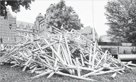  ?? FRANK GUNN THE CANADIAN PRESS ?? Wooden crosses representi­ng the 1,265 Ontarians who lost their lives in 2017 to overdoses are placed on the lawn as a sign of protest.